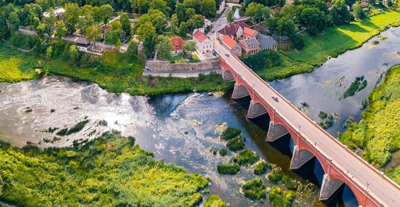 Von Riga: Tagestour nach Kuldiga UNESCO, Wasserfall & Wein