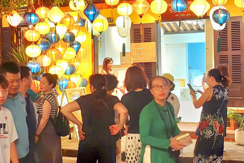 Lanterna de barco de Hoi An com flor de lançamento no rio Hoai à noite