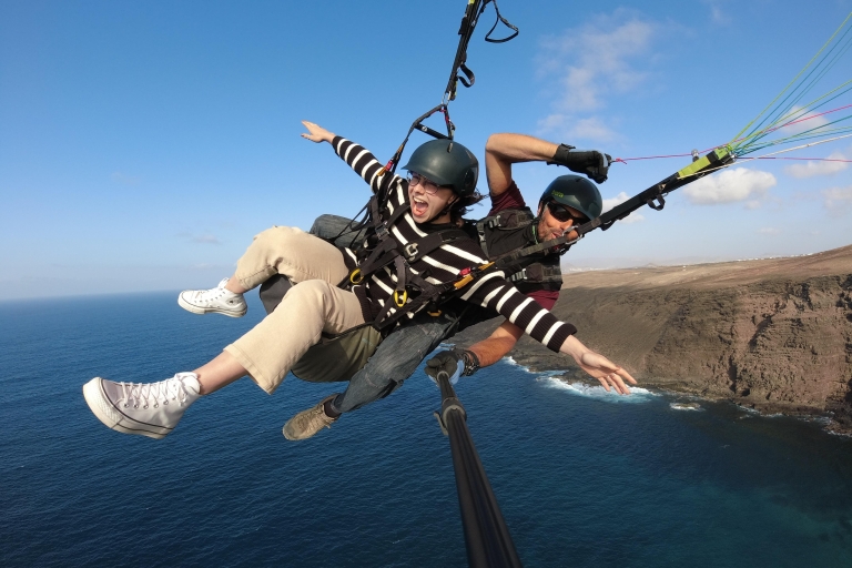 Lanzarote: Tandem-Gleitschirmflug über einem LavafeldEntspannter Tandemflug