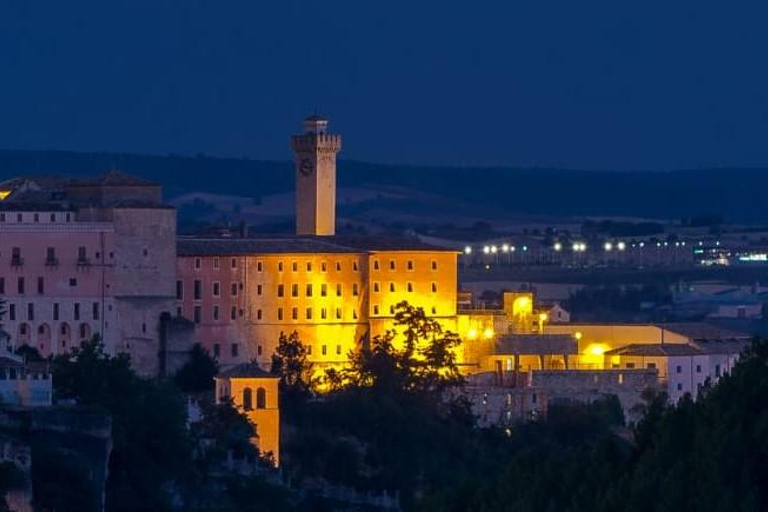 Cuenca: Nighttime Highlights Walking Tour in Spanish