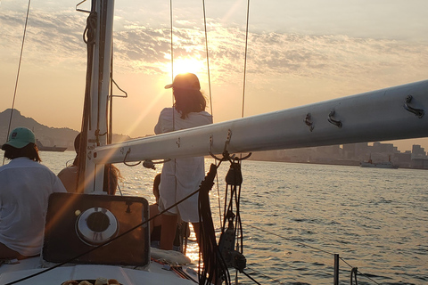 Rio de Janeiro: Sailing Sunset Tour with Snacks and Drinks