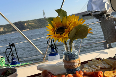 لشبونة: رحلة بحرية رومانسية عند غروب الشمس مع النبيذ والتاباس البرتغالي