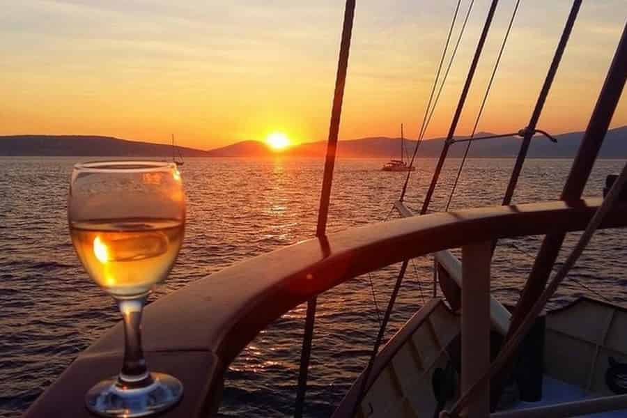 Warna: Sonnenuntergangsfahrt mit Getränken und Piratenschatzsuche. Foto: GetYourGuide Warna: Sonnenuntergangsfahrt mit Getränken und Piratenschatzsuche. Foto: GetYourGuide