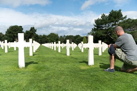 Paris: Normandy D-Day Beaches Guided Day Trip with Lunch