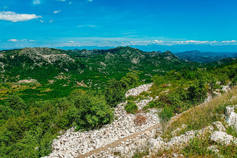 Da Cattaro: escursione privata Wild Beauty della grotta di LipaDa Kotor: esplora la bellezza selvaggia della grotta di Lipa