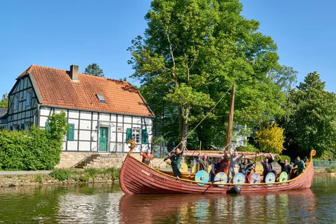 Mülheim an der Ruhr: ¡embárcate en una aventura de remo con nuestro barco vikingo!