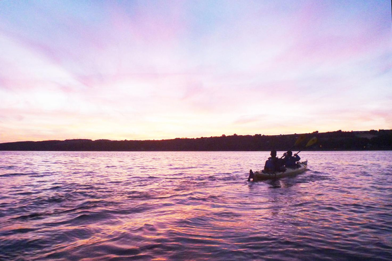 Wycieczka kajakiem morskim o zachodzie słońca w Quebec City z Mapple WineSpływ kajakowy o zachodzie słońca - spotkanie na wyspie Orleans