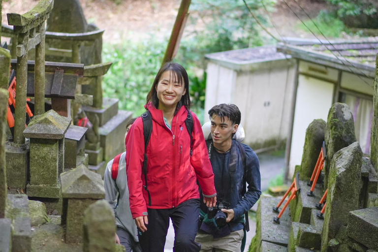 Kioto: tour de senderismo oculto de 3 horas por el santuario Fushimi Inari