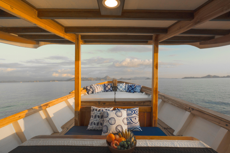 Komodo Premier Voyage: Full-Day 4 Stops & Sunset Cruise