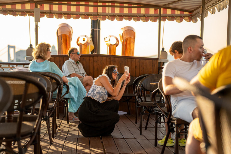 Budapest: Historic Cruise with Welcome DrinkHistorical Daytime Cruise with Tokaj Premium Frizzante