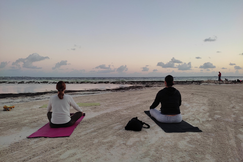 Cancún: Strandyogaklass med guidad meditation