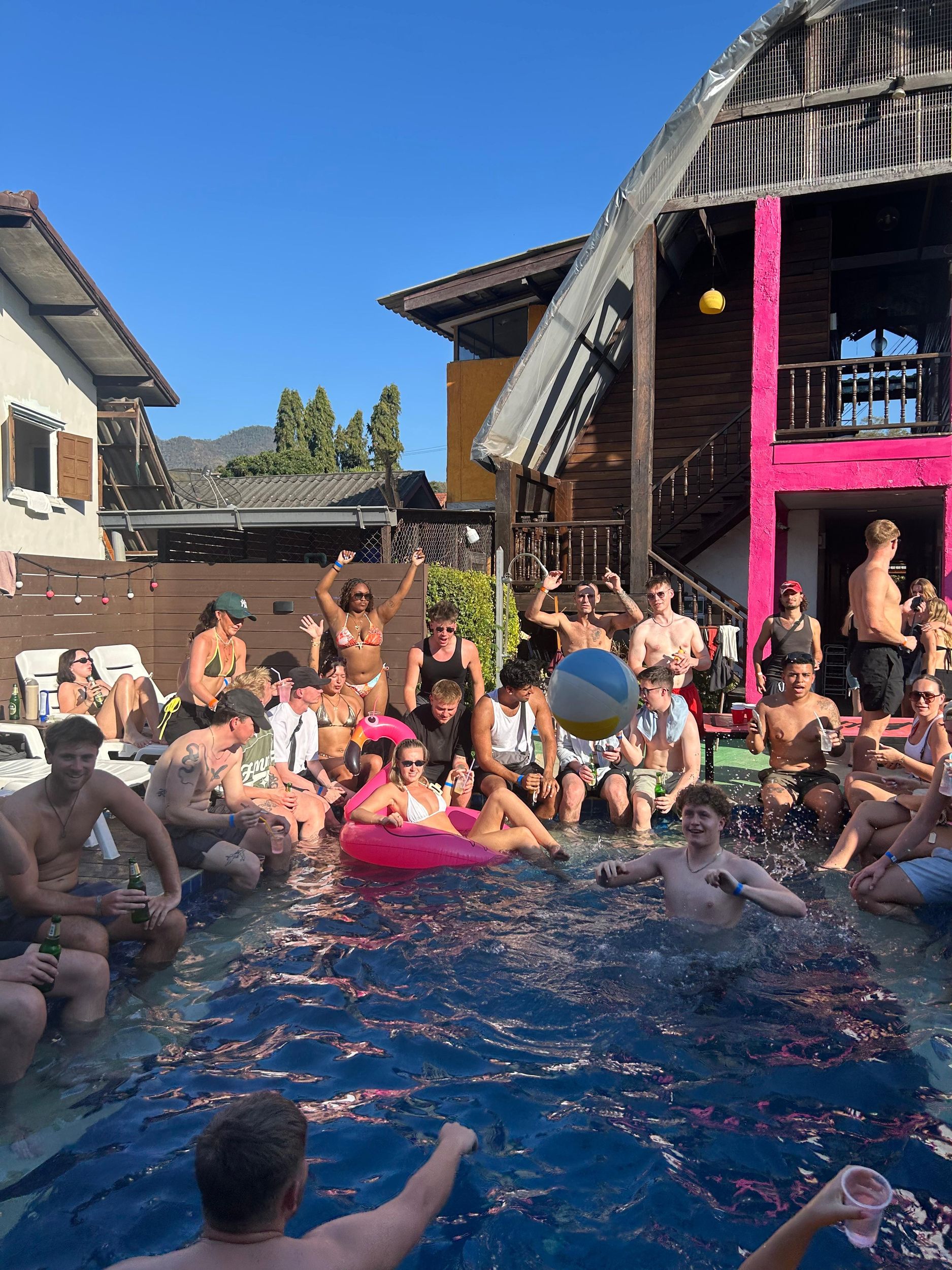 Pai: Pool Crawl mit Drinks, Barbecue und DJ-Set bei Sonnenuntergang