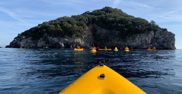 Meerespark der Insel Bergeggi: Geführte Kajaktour