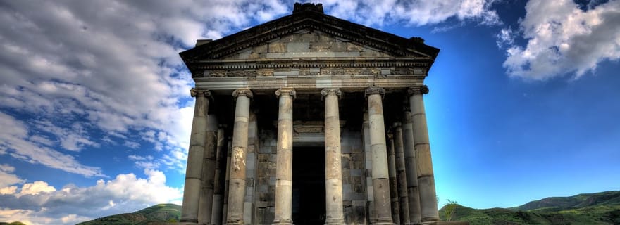 Erevan : Visite du temple de Garni, du monastère de Geghard et du lac Sevan