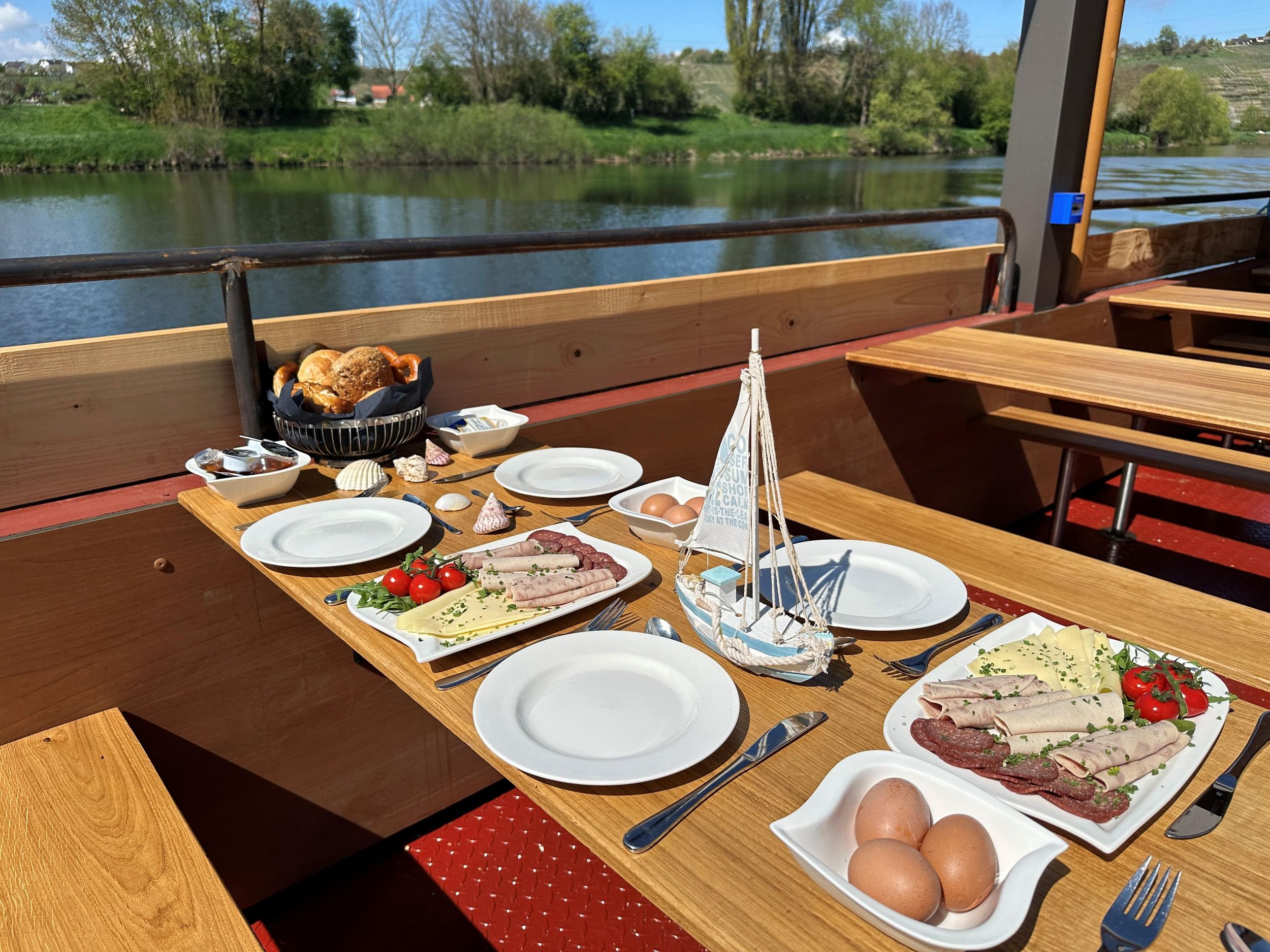 Stuttgart: Frühstücks-Bootstour auf dem Neckar