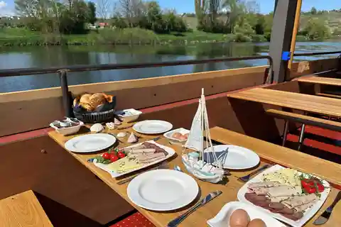 Stuttgart: Sonnenaufgang und Frühstück Neckar Bootstour