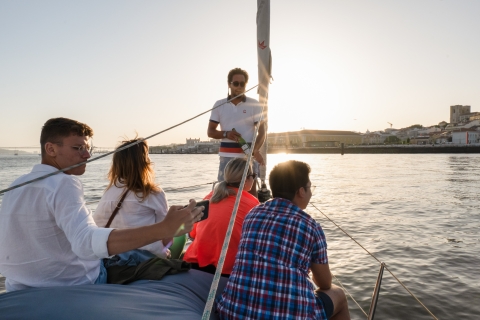 Lisboa: tour en velero de día/atardecer/noche con bebidasTour en velero al atardecer en español, inglés y portugués