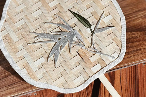 قوانغتشو: ورشة نسج الخيزران مع مروحة يدوية الصنع