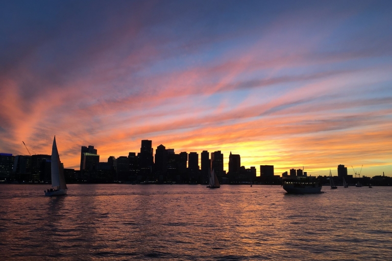 Voile au coucher du soleil au champagne dans le port de Boston depuis Rowes WharfCroisière du dimanche au vendredi