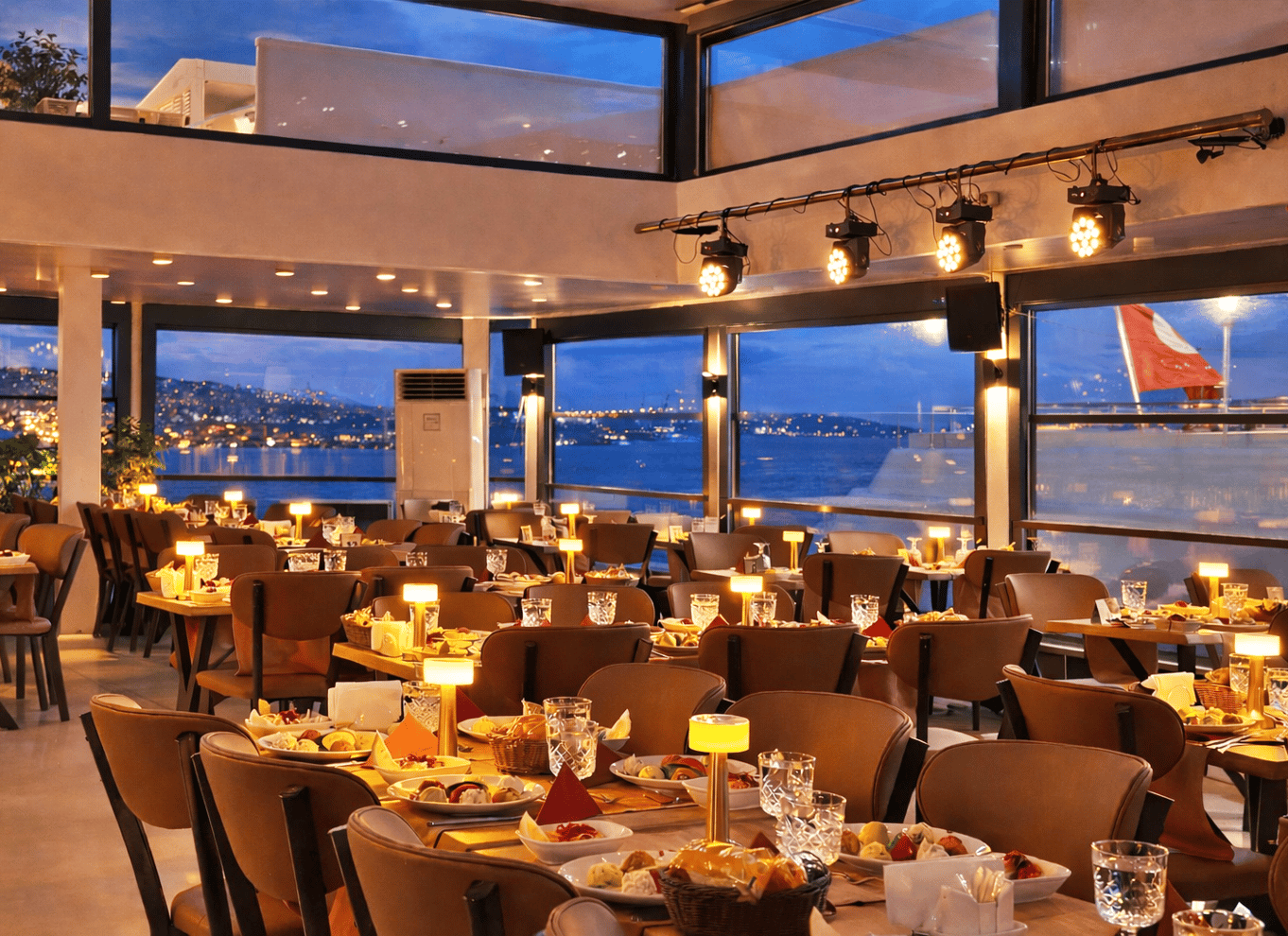 Istanbul: Bosporus-middagscruise og show med privat bord
