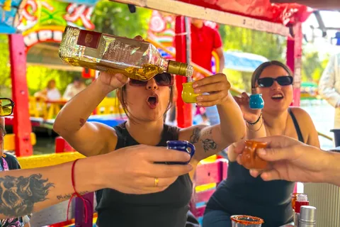 Xochimilco: Degustación de tequila (ilimitado) y fiesta cultural en bote