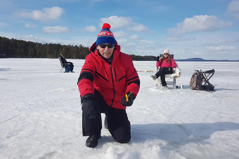 Pyhä: Eisfischen auf dem zugefrorenen SeePyhä: Eisfischen auf dem gefrorenen See