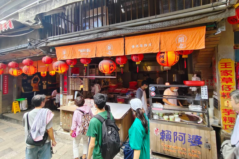From Taipei: Jiufen and Shifen Day Trip with Guide Bus tour