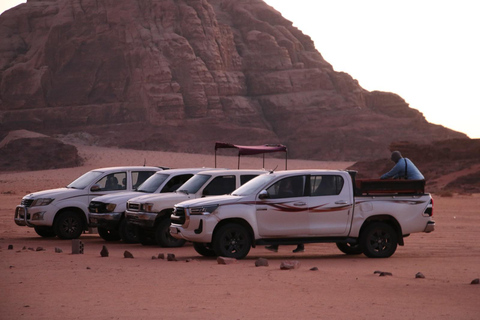Wadi Rum: Jeep Tour with Sandboarding and Bedouin Tea