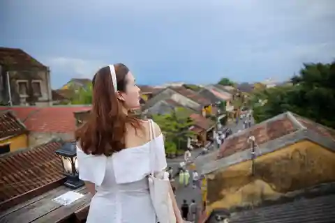 Tour turístico por la ciudad de Hoi An con una bella guía femenina