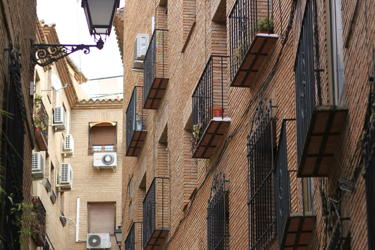Toledo: Private Walking Tour with a Local 3-Hour Tour