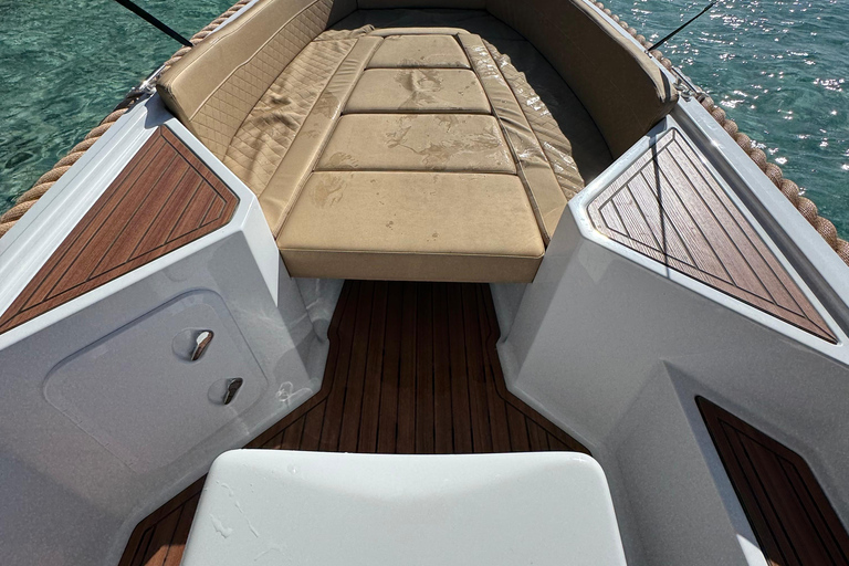 Mandelieu-la-Napoule: Luxury Boat Rental Without a License Mandelieu - 8-hour luxury boat rental without a license (6 people)