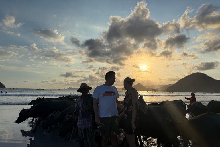 Lombok: Weaving, South Beach, Sunset with Buffalo Tour Lombok: Weaving, South Beach, Sunset with Buffalo Tour