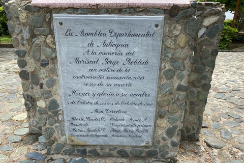 Medellín: tour coloniale di un'intera giornata con guidaMedellin: tour coloniale di un'intera giornata con guida