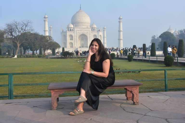 Agra: Skip-the-Line Taj Mahal Guided Tour with Mausoleum Professional Tour Guide Only