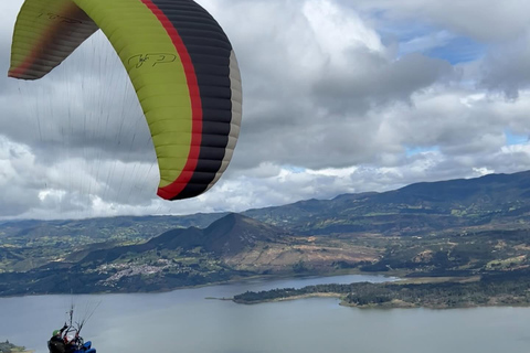 Bogota: Paragliding activity in guatavita with transfersParagliding basic flight ticket and transfer