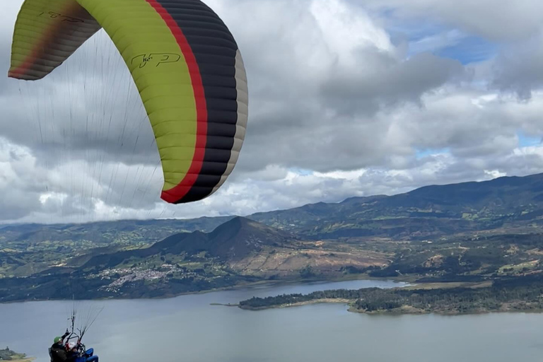 Bogota: Paralotniarstwo w Guatavita z transferemPodstawowy bilet lotniczy na paralotnię i transfer