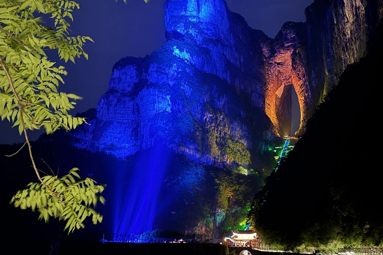 تشانغجياجيه: جولة ليلية في جبل تيانمن مع عرض ضوئيNight Tour to Tianmen Mountain