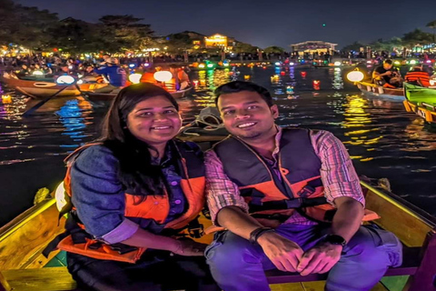 Hoi An : Lantern Boat Trip with flower Lanterns . Hoi An Lantern Boat Trip