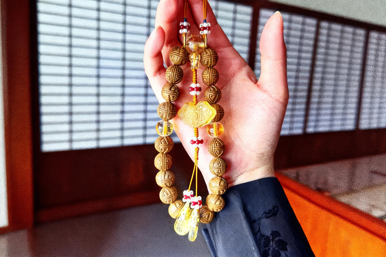 Beijing: Chinese Fragrant Bracelet Making
