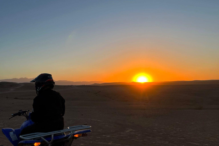 Marrakech: Tour in quad nel deserto di Agafay con cena e spettacolo