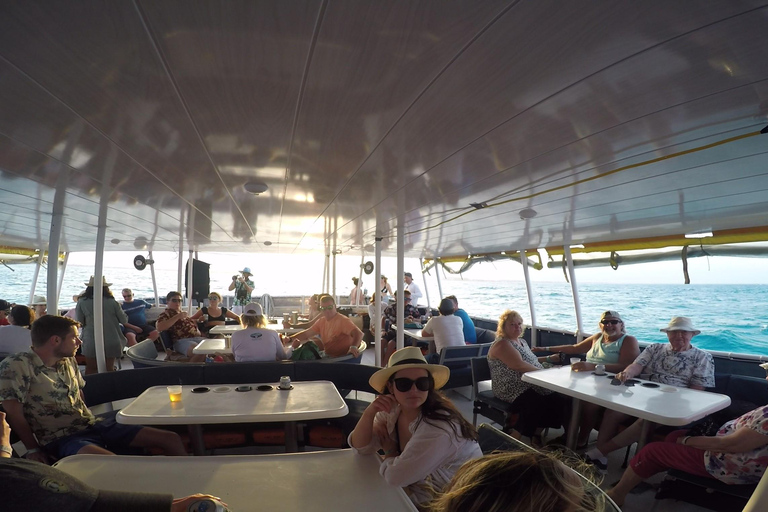 Isla Mujeres: Crucero al atardecer con música de saxofón en directo