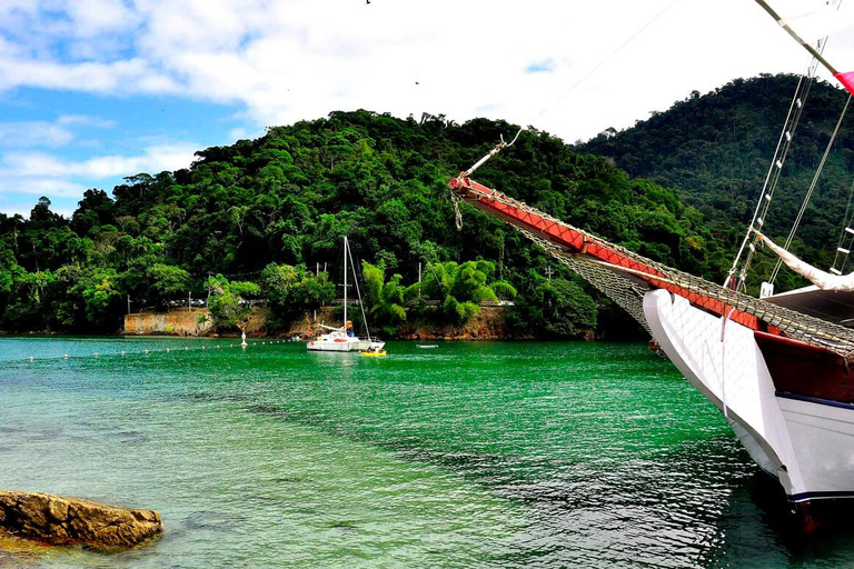 Full tour departing from Angra, with lunch