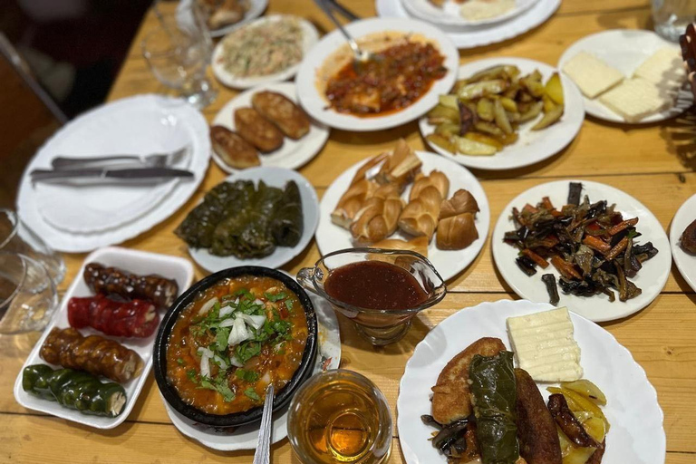 Batumi : circuit dans les montagnes d'Adjarie et festin géorgien traditionnelVisite privée de la région montagneuse d'Adjarie avec festin géorgien traditionnel