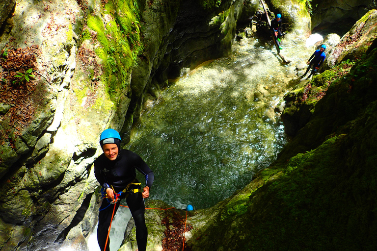 Talloires: Geführte Canyoning-Erfahrung in der Angon-SchluchtEntdecke die Angon-Schlucht in Annecy, Haute-Savoie