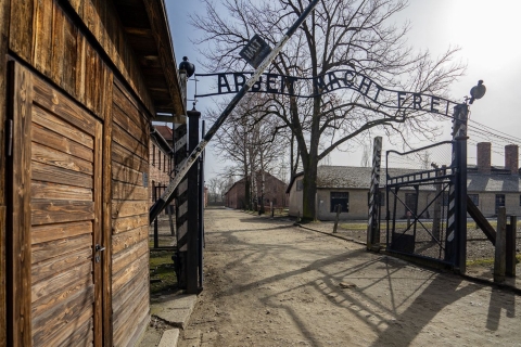 Desde Cracovia: tour guiado de 1 día por Auschwitz-BirkenauVisita guiada en inglés con recogida en el hotel y almuerzo