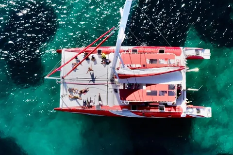 Marseille : Croisière en catamaran dans les Calanques avec déjeuner et vin