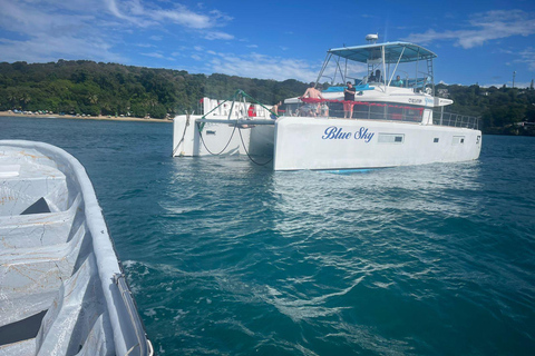 Puerto Plata: Catamaran Party with Snorkeling and Open Bar