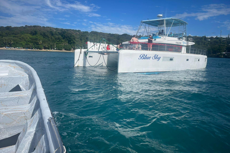 Puerto Plata: Catamaran Party with Snorkeling and Open Bar
