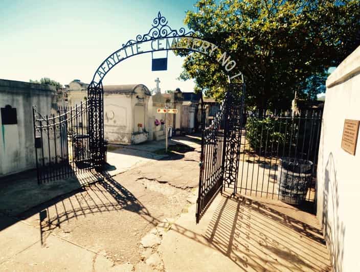 New Orleans: Garden District & Lafayette Cemetery gates Tour