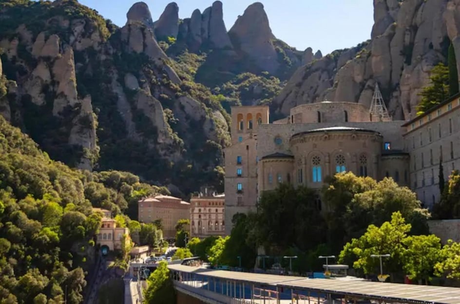 From Barcelona: Excursion to Montserrat and Tossa de Mar